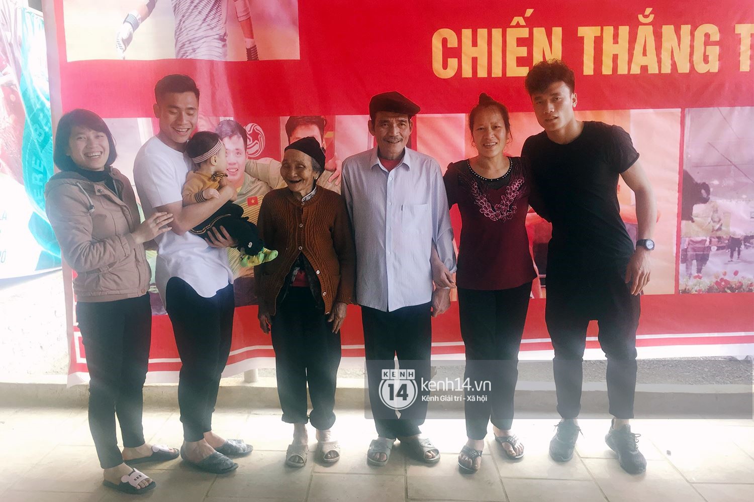 Anh em Tiến Dũng U23 về nhà ăn Tết, mua tivi mới cho gia đình vì muốn chúng con đá ở đâu, bố mẹ cũng có thể nhìn thấy